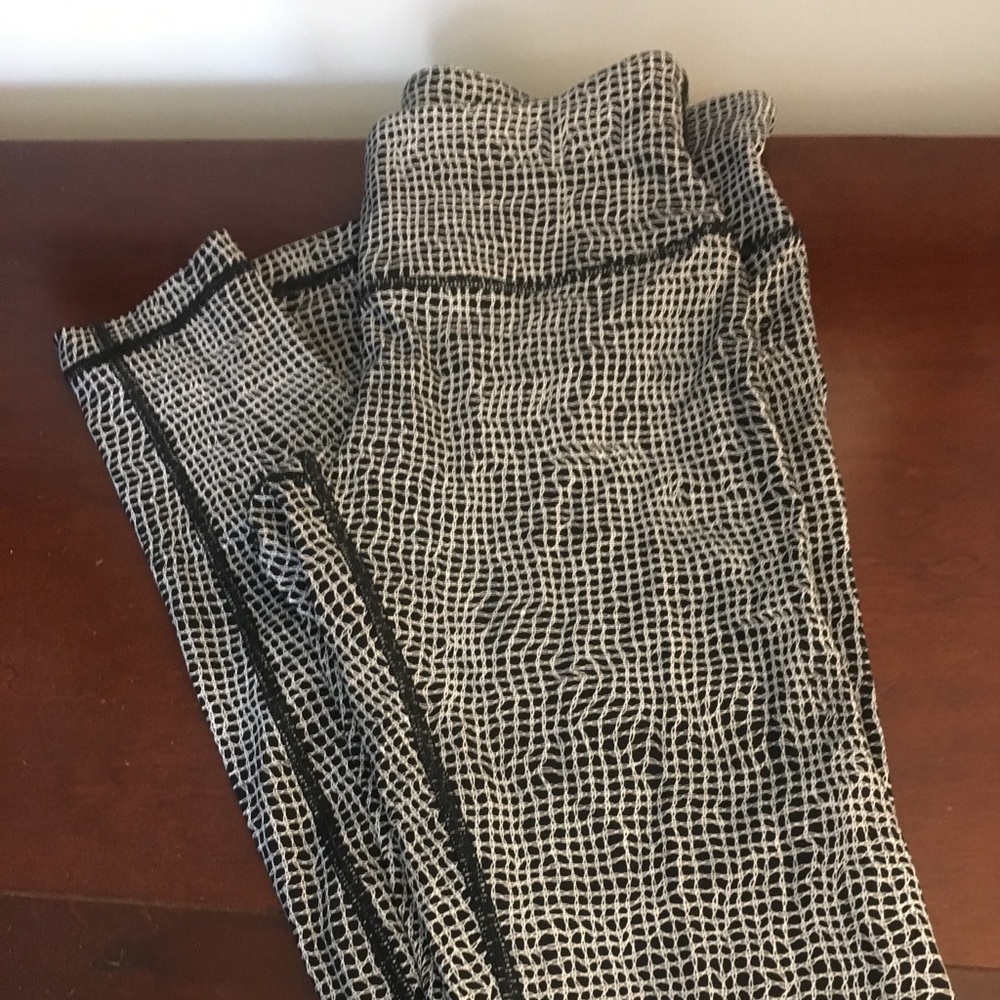 Lululemon Wunder Unders.     Size: 6